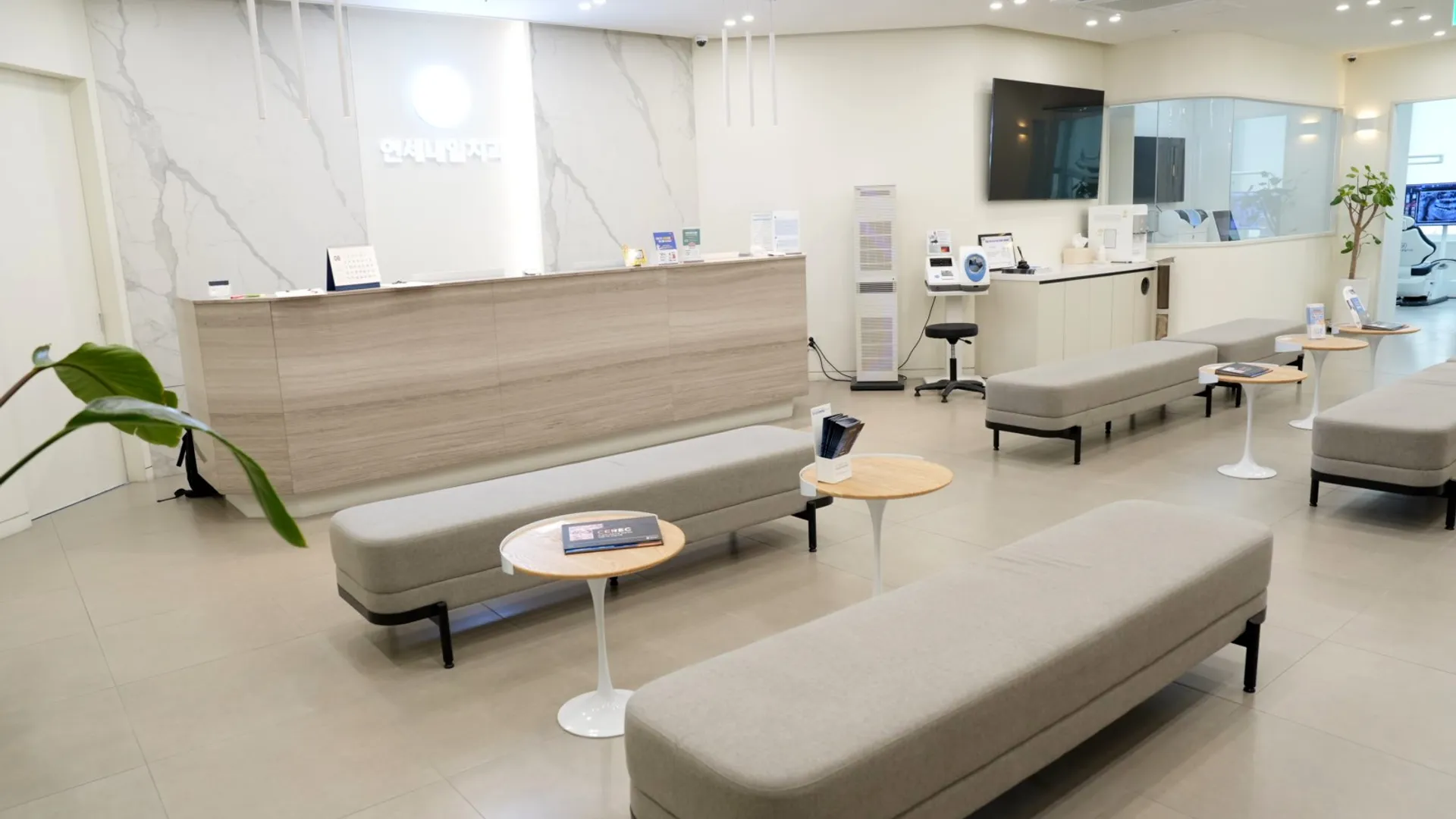 연세내일치과의원 대기실 전경